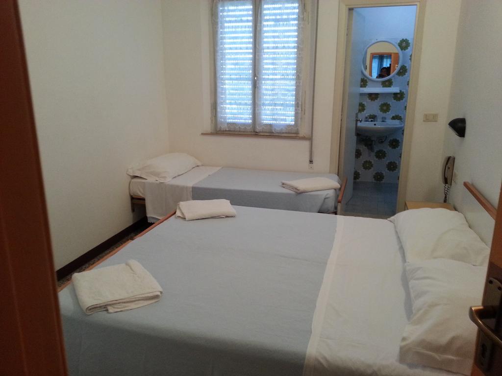 Fiorina Bed&Breakfast - Colazione Fino A Mezzogiorno - Beach Village Gratuito - Aquafan25 Oltremare20 리치오네 객실 사진